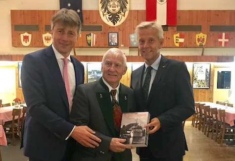 Buchübergabe im Österreicher-Club Sydney